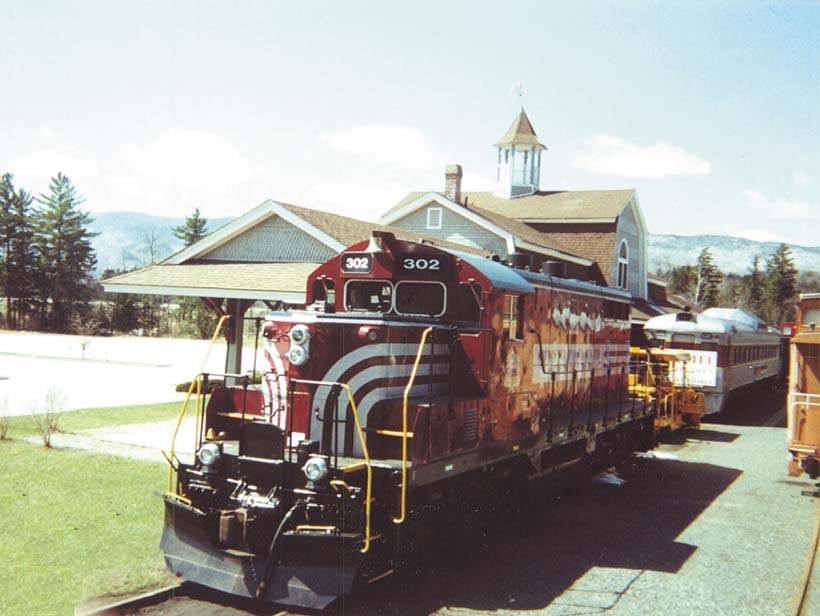 hobo-and-winnipesaukee-s-newest-locomotive-gp-7-302-rests-at-hobo-jct