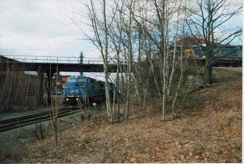 LMSX C40-8W 703 passes under CSX Fitchburg brach in Clinton: The NERAIL ...
