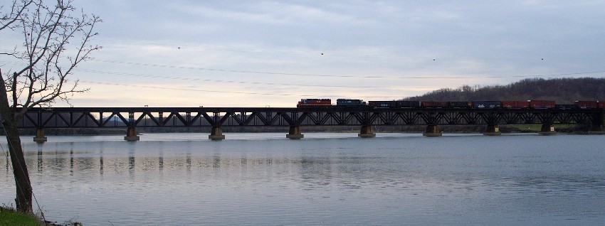HLCX 6404, 7182 at the Hudson River: The NERAIL New England Railroad ...