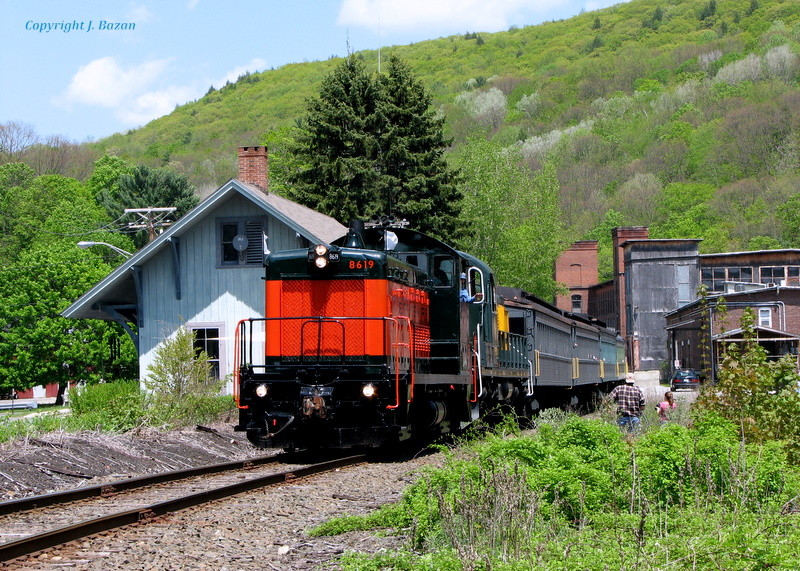 chuggin-through-housatonic-ma-the-nerail-new-england-railroad-photo-archive